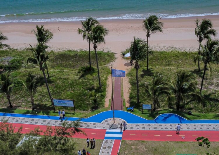 Praia do Paraíso, em Guarajuba, tem selo Bandeira Azul renovado para temporada 2024/2025