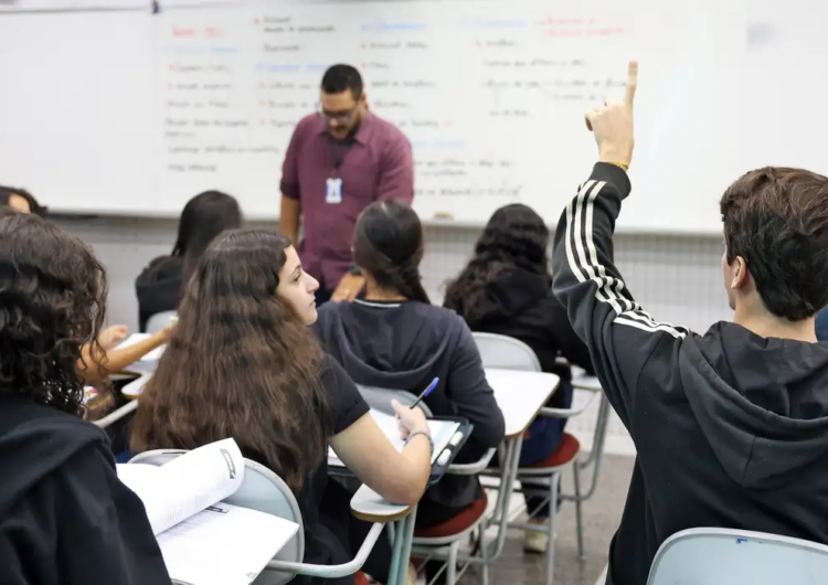 Lei altera carga horária de professores no Rio