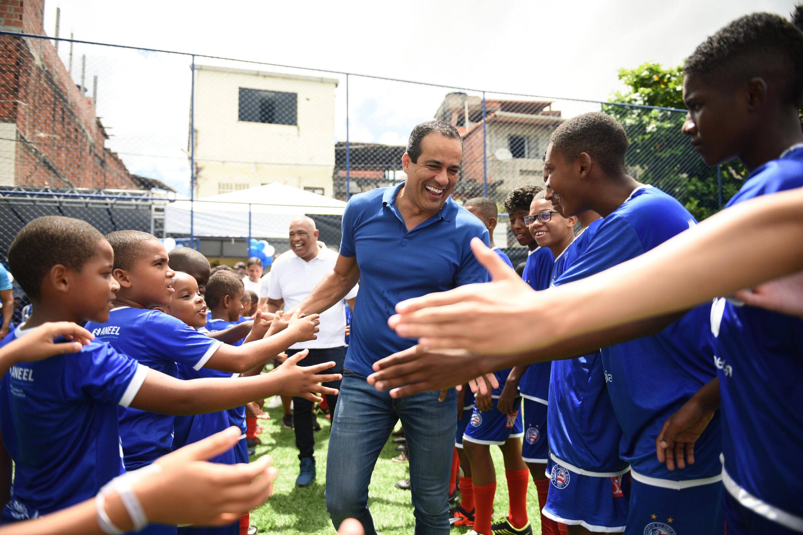 Prefeitura inaugura campo com grama sintética e lança Bora Bahêa Meu Bairro na Cidade Baixa