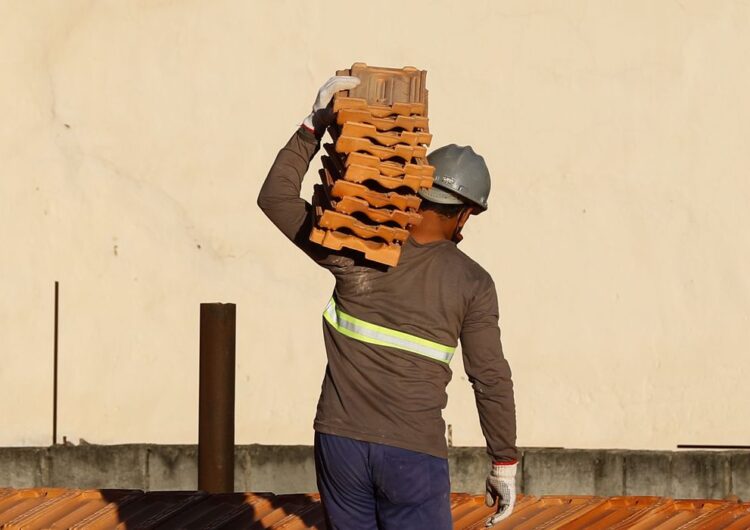 Demanda por mão de obra continua aquecida na construção civil