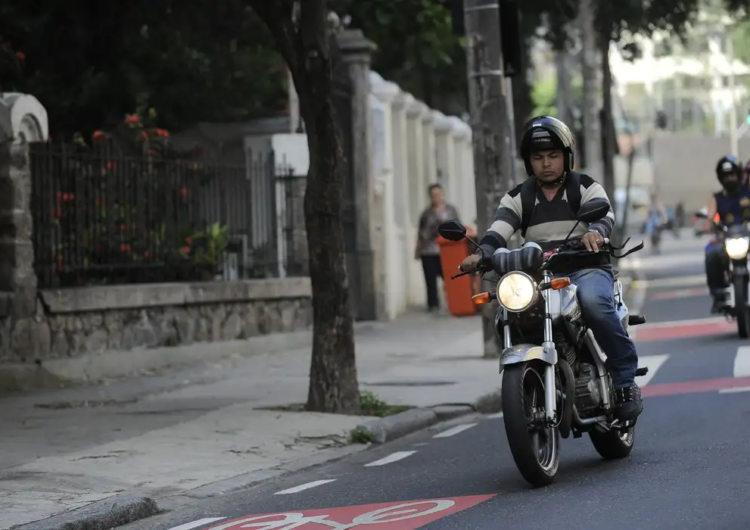 Prefeitura de São Paulo não autoriza 99 a transportar passageiros em motos