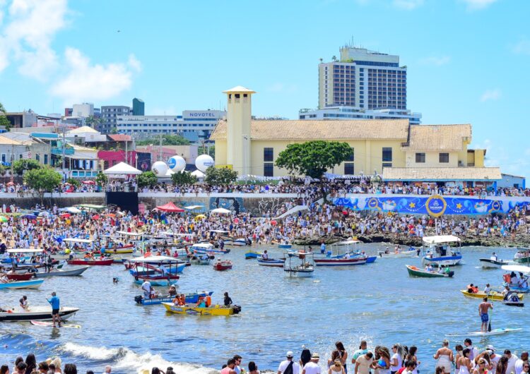 Baianos e turistas lotam o Rio Vermelho para reverenciar Iemanjá