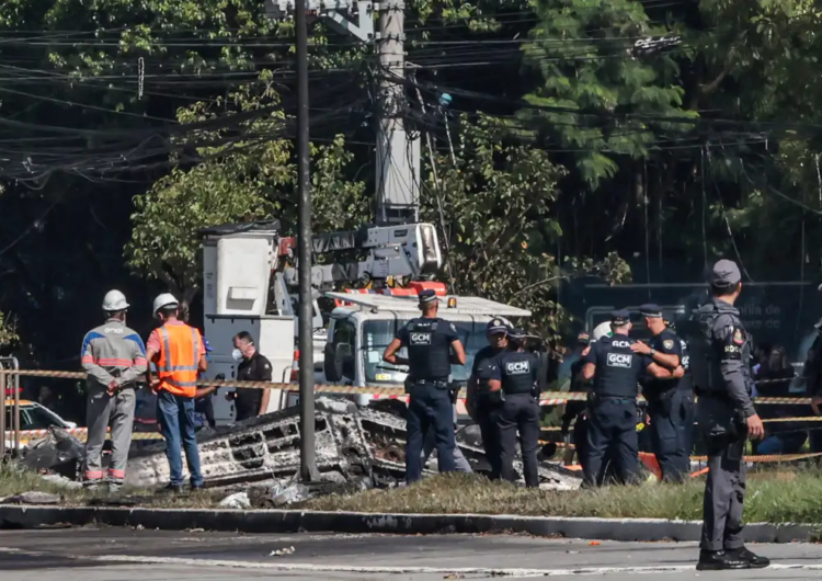 Queda de avião mata duas pessoas no centro de São Paulo