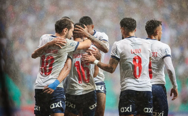 Bahia bate Botafogo e conquista quinto triunfo consecutivo