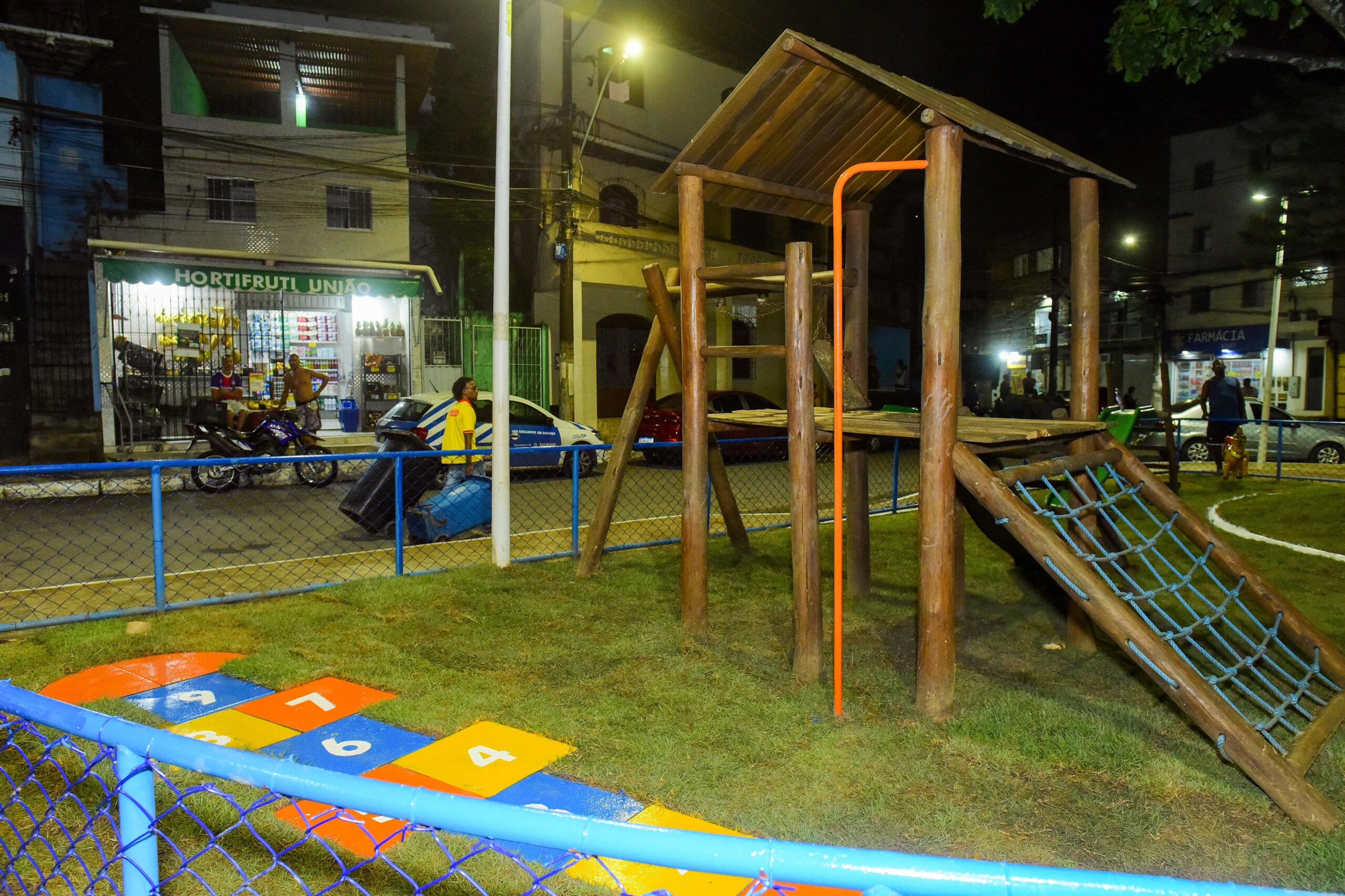 Prefeitura entrega novo campo com grama sintética e praça requalificada em Plataforma