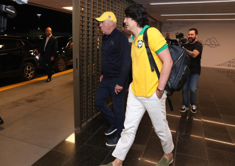 Ancelotti desembarca no Rio com boné da seleção brasileira