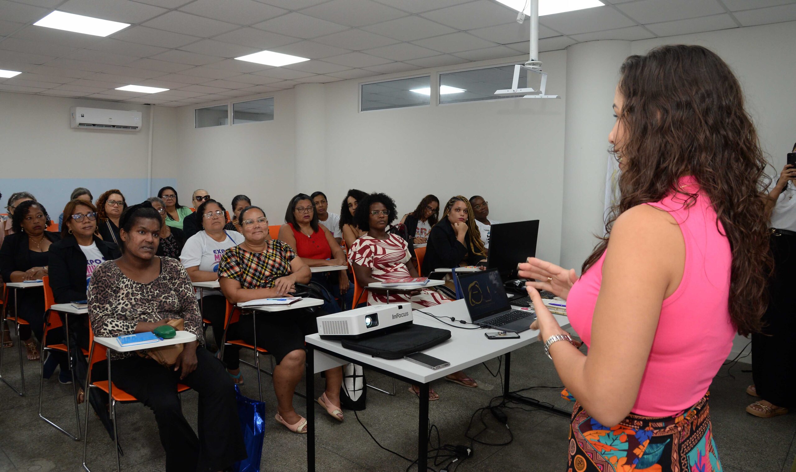 Treinar para Empregar impulsiona mulheres empreendedoras em Salvador com capacitações gratuitas