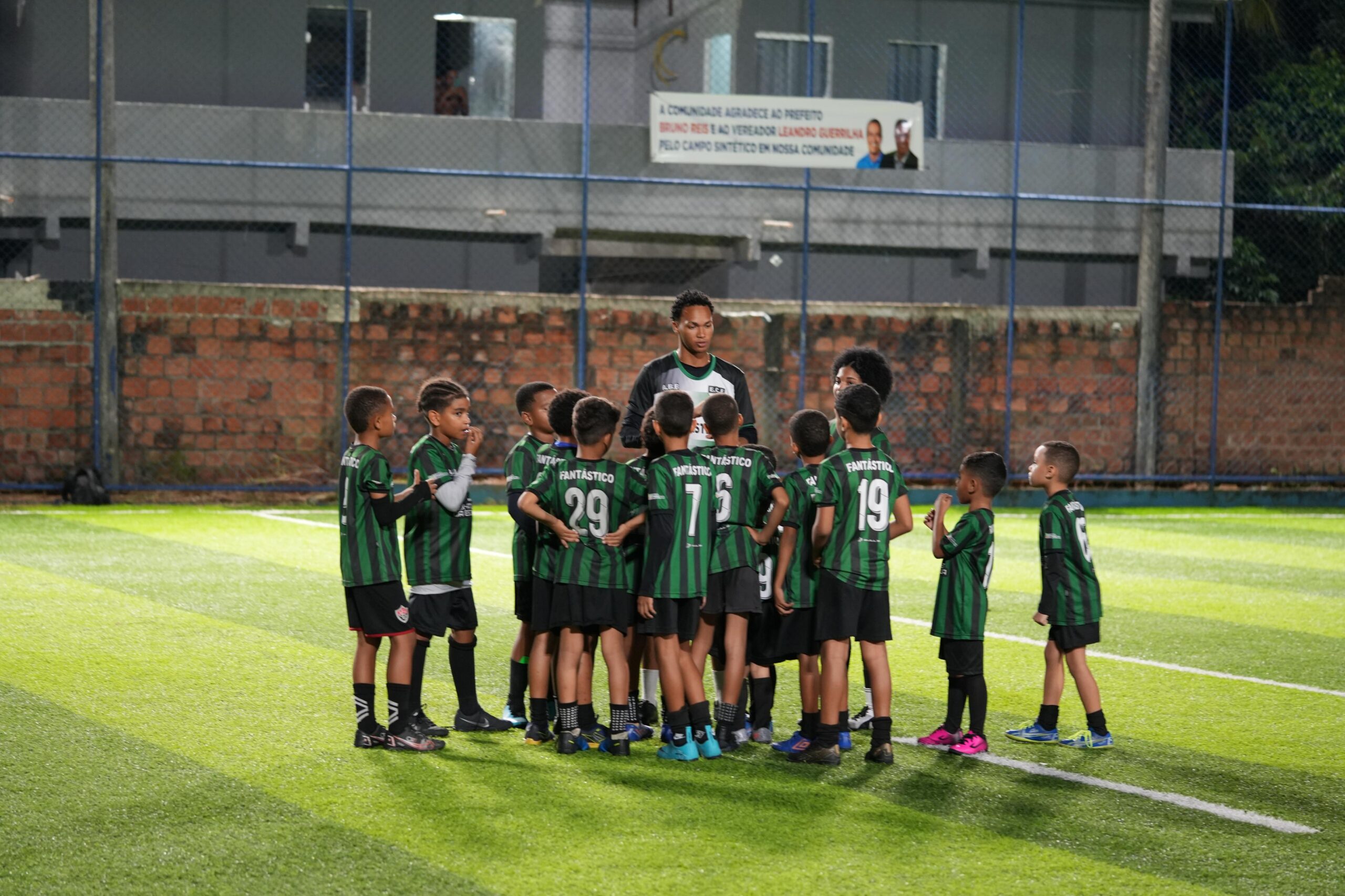 Prefeitura chega a 79 campos com gramado sintético e fortalece prática esportiva em Salvador