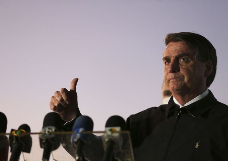 Bolsonaro é levado para a Polícia Federal para colocar tornozeleira eletrônica