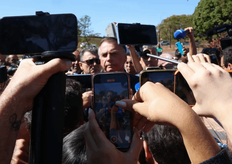 “Suprema humilhação”, diz Bolsonaro ao sair da PF com tornozeleira eletrônica