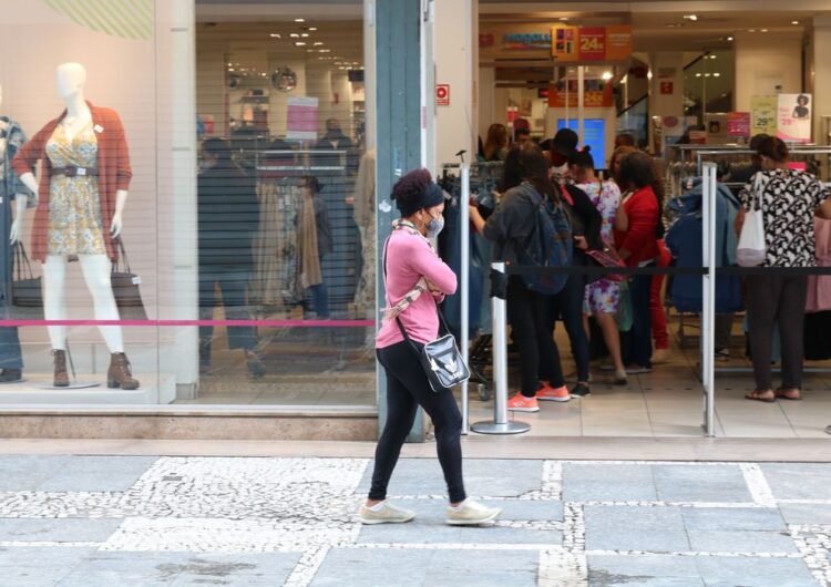 Setor de serviços cresce em maio e bate recorde