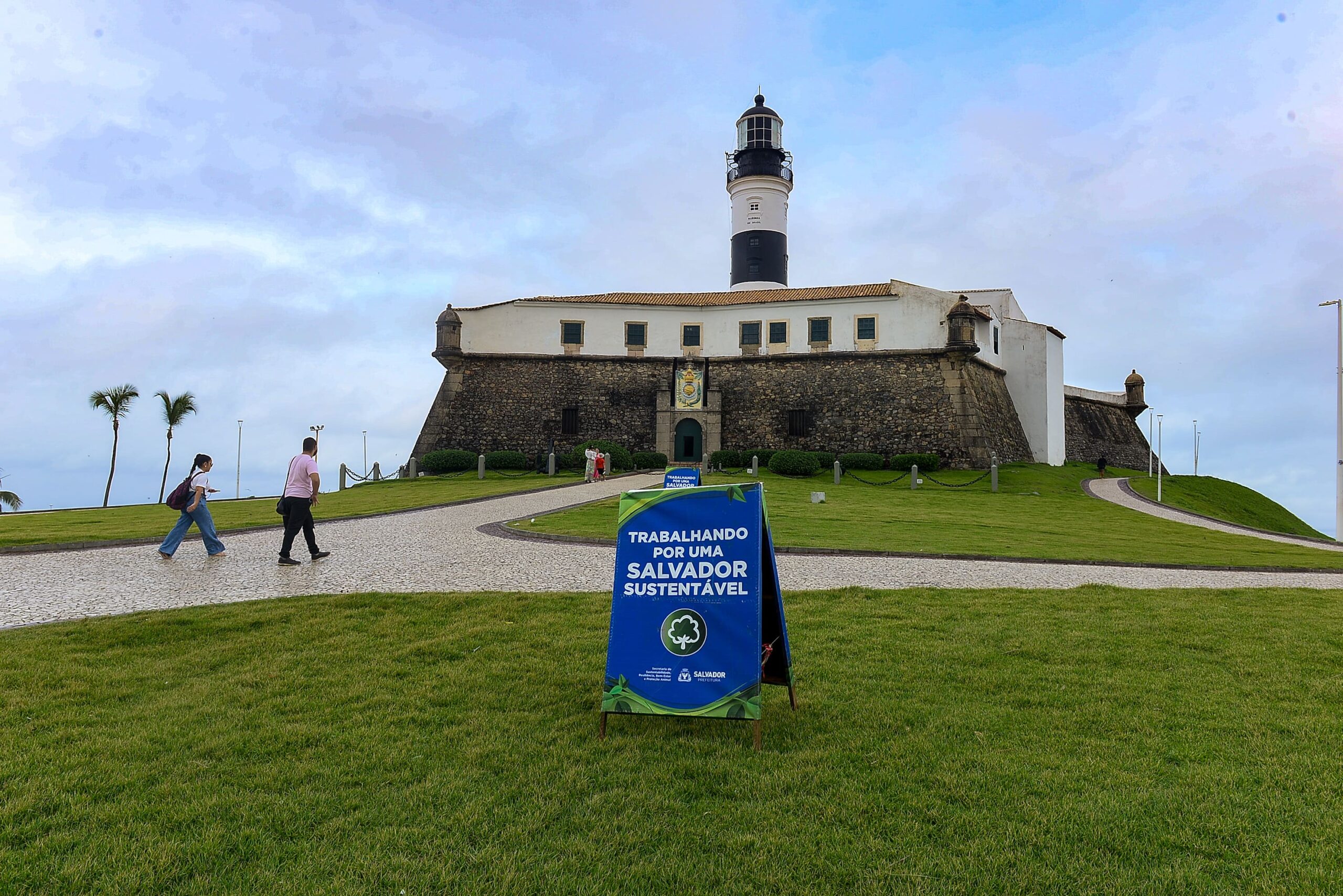 Prefeitura requalifica gramado e áreas verdes no entorno do Farol da Barra
