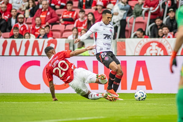 Vitória perde para o Internacional na estreia do técnico Fábio Carille