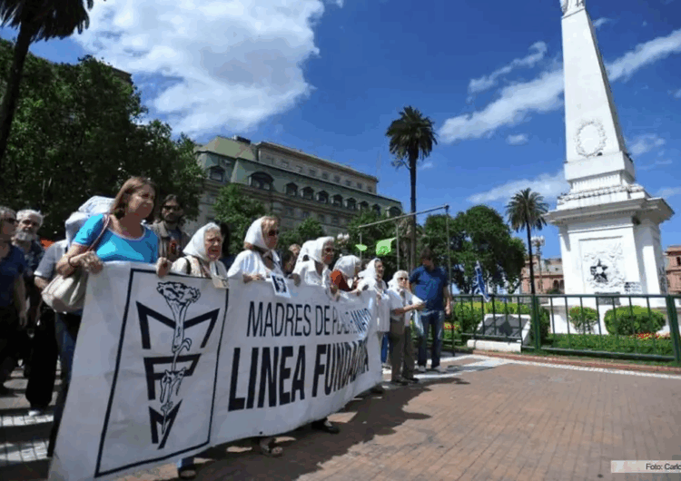 Avós da Praça de Maio encontram 140° neto sequestrado pela ditadura