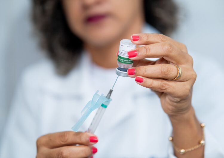 Vacina contra Covid-19 está disponível em unidades da sede e orla