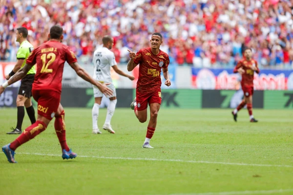 Sob olhar de Ancelotti, Bahia joga bem e derrota Santos por 2 a 0