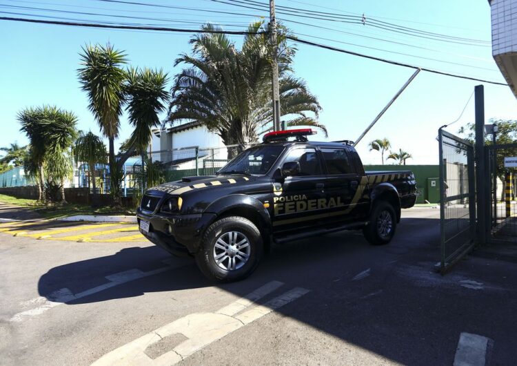 PF apreende celulares na casa de Jair Bolsonaro