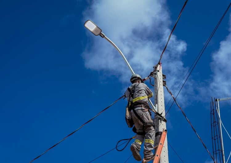Serviço de troca de lâmpadas pode ser solicitado via WhatsApp