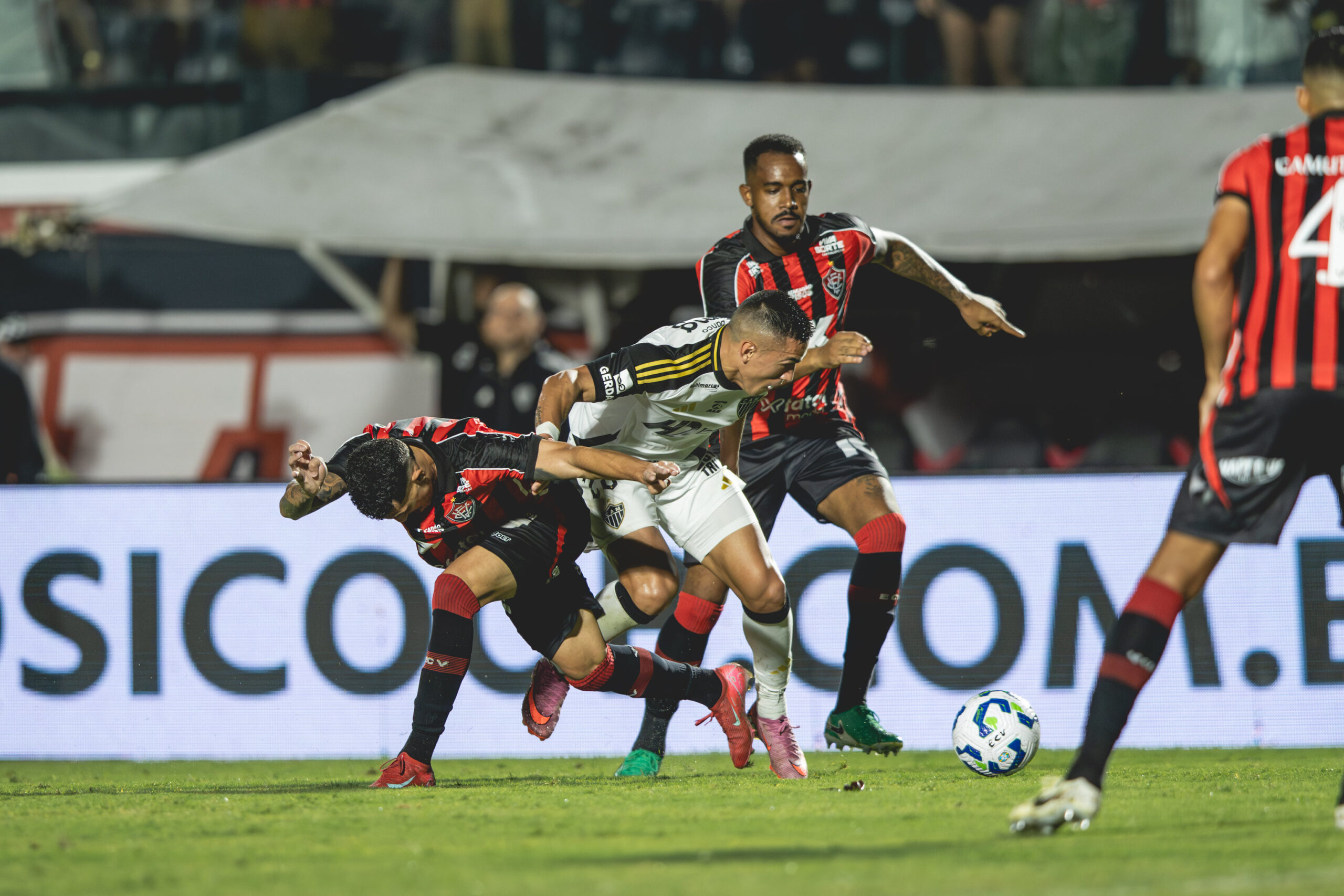 Vitória derrota Atlético e se reabilita no Campeonato Brasileiro