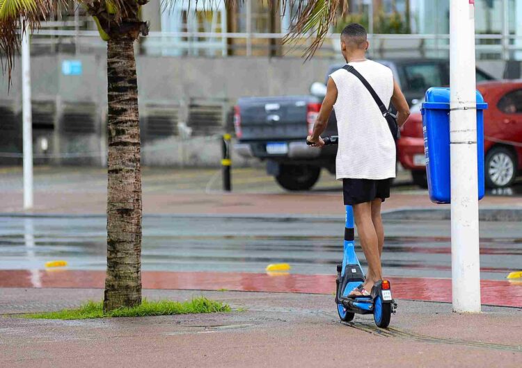 Mais de 10 mil usuários já foram abordados por uso incorreto de patinetes elétricos em Salvador
