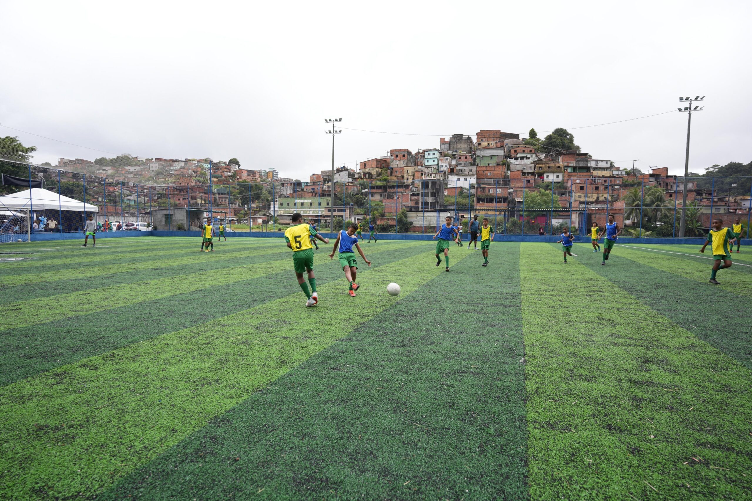 Prefeitura entrega campo de grama sintética e geomanta na Rua da Barragem, em Sete de Abril