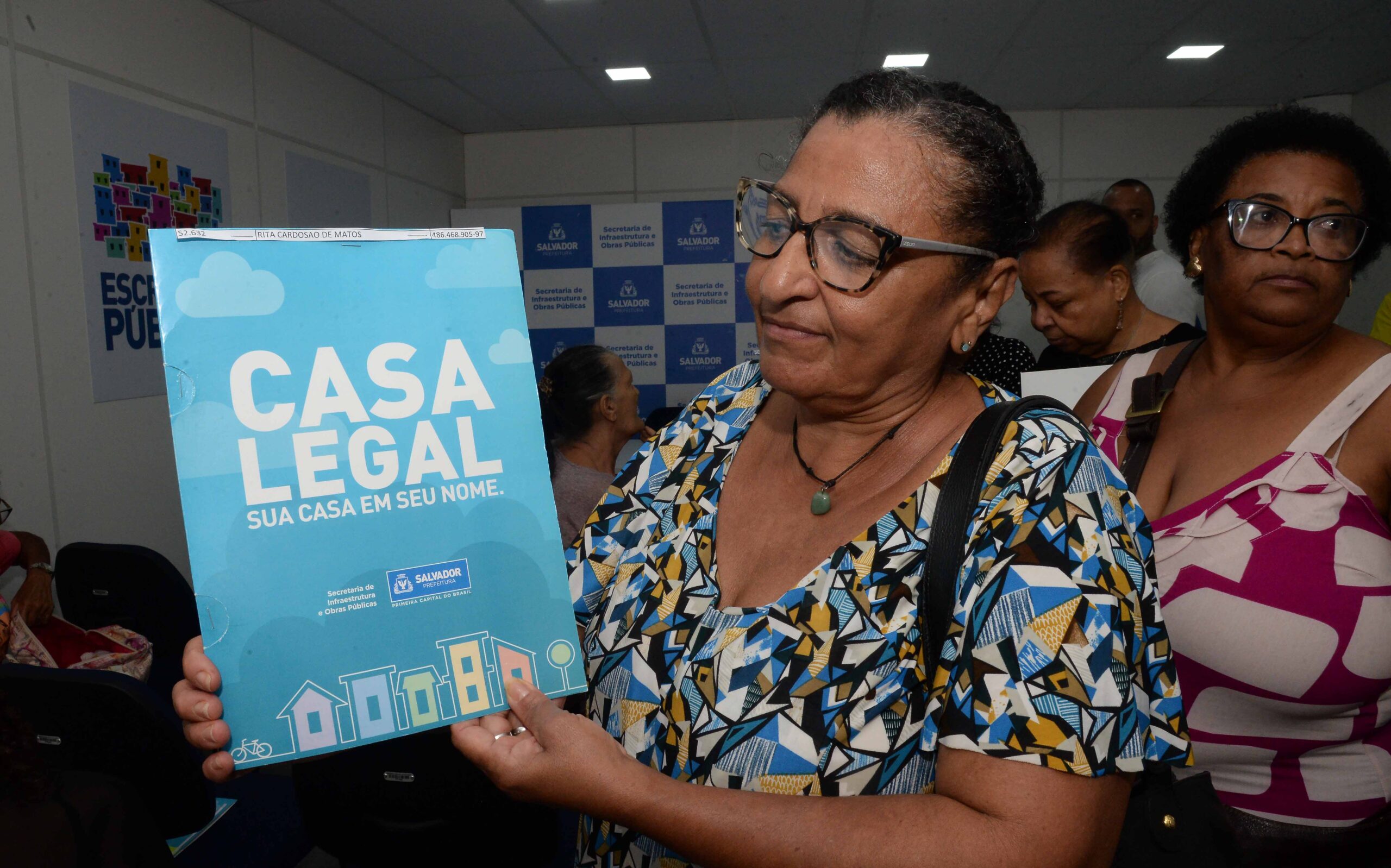 Prefeitura entrega escrituras para moradores do Alto das Pombas, Calabar e Boca do Rio