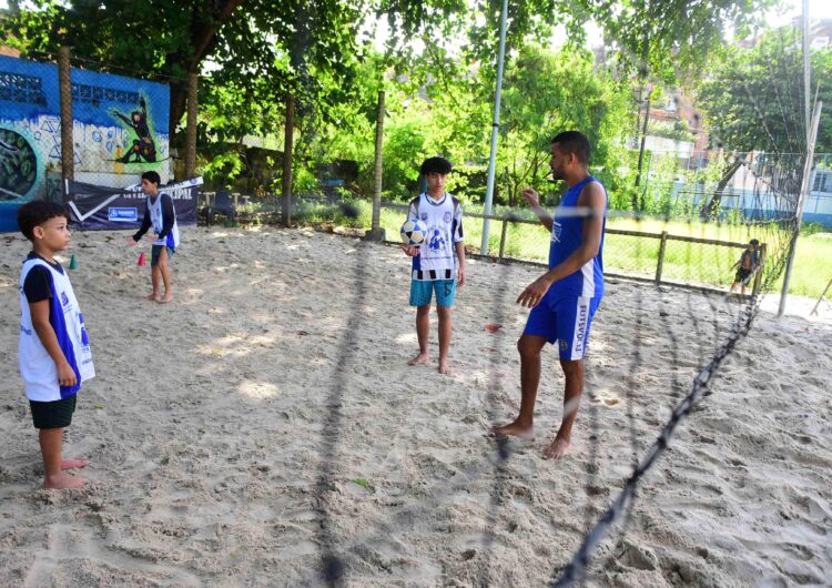 Guarda Municipal de Salvador oferece aulas gratuitas de futevôlei para crianças e adolescentes