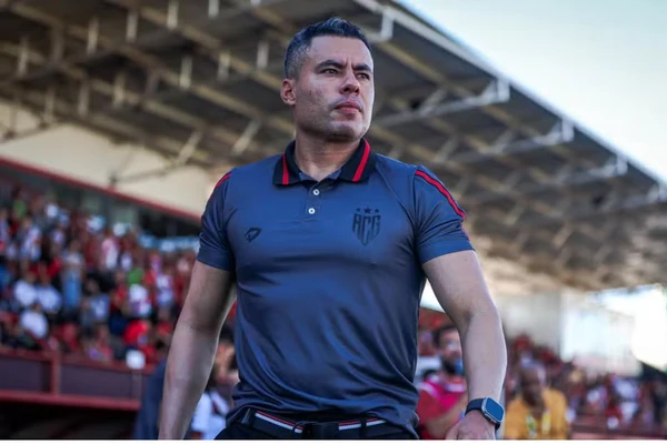 Vitória anuncia a contratação do técnico Jair Ventura