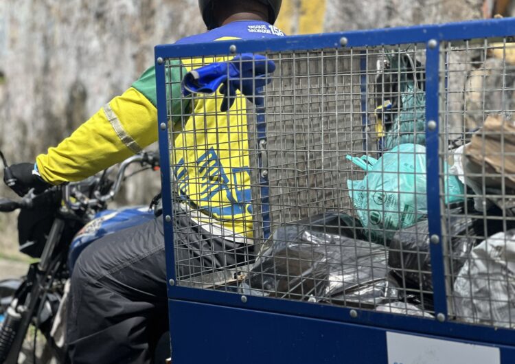 Moto coletora auxilia na retirada de resíduos em áreas de difícil acesso