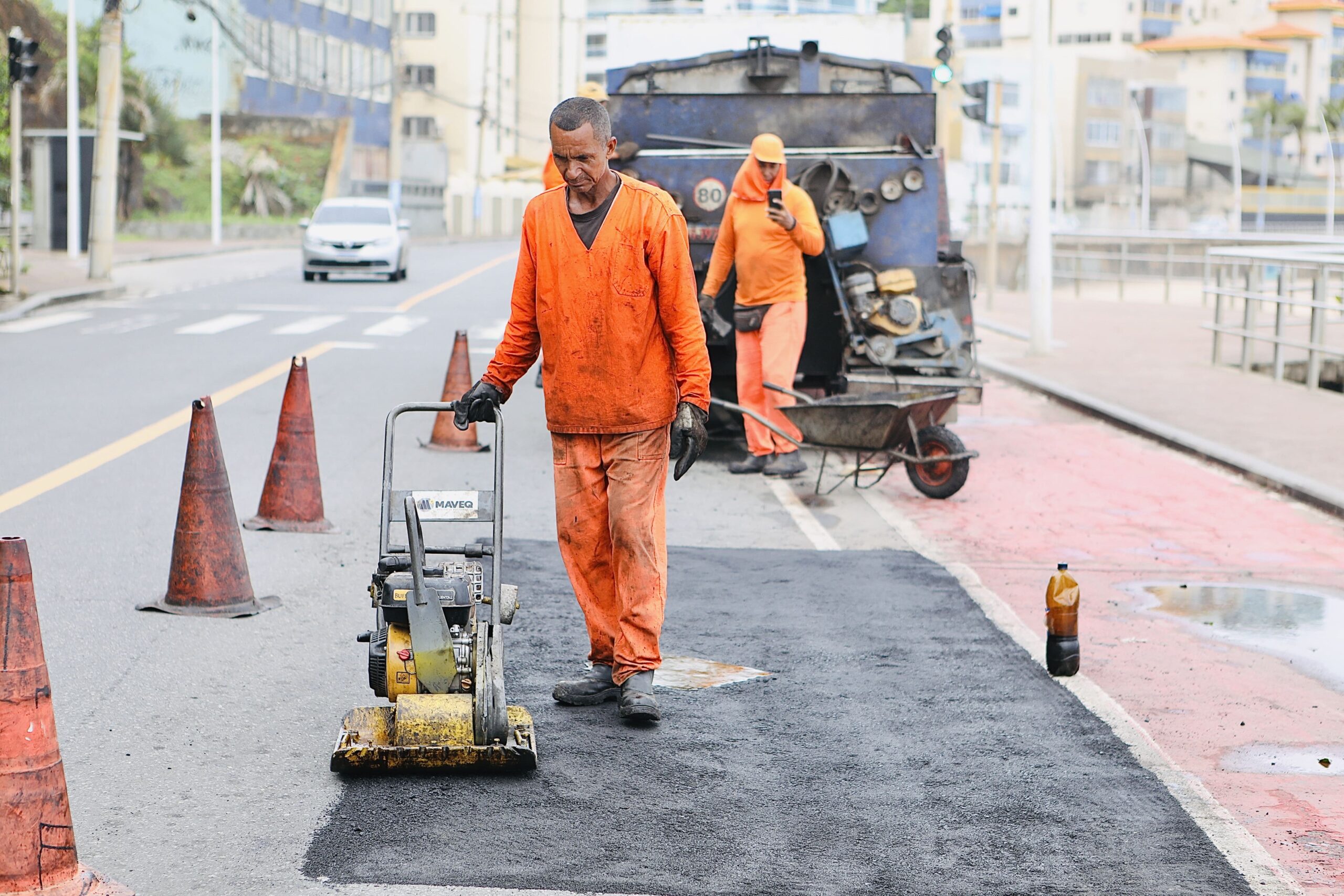 Salvador aplica mais de 11 mil toneladas de asfalto na Operação Tapa Buracos em sete meses de 2025