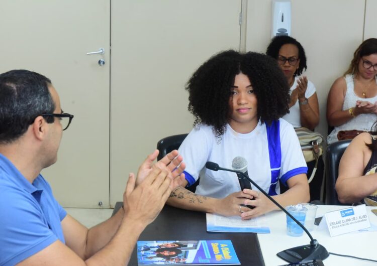 Prefeitura premia professores e estudantes da EJA vencedores de concurso de expressão literária