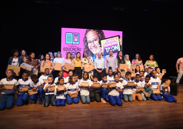 Prefeitura entrega certificado e tablets para 400 jovens que concluíram primeira fase do programa Geração SSA