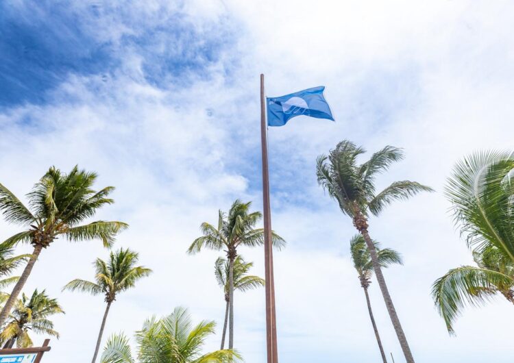Camaçari renova selo internacional Bandeira Azul em praias de Itacimirim e Guarajuba