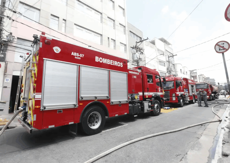Explosão de galpão com fogos de artifício mata uma pessoa em São Paulo