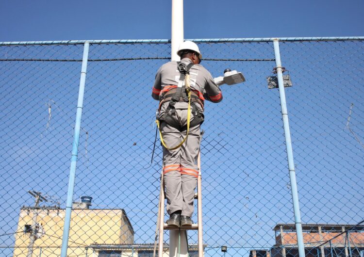 Prejuízo por furtos e vandalismo na iluminação pública em Salvador já é 40% maior que em 2024