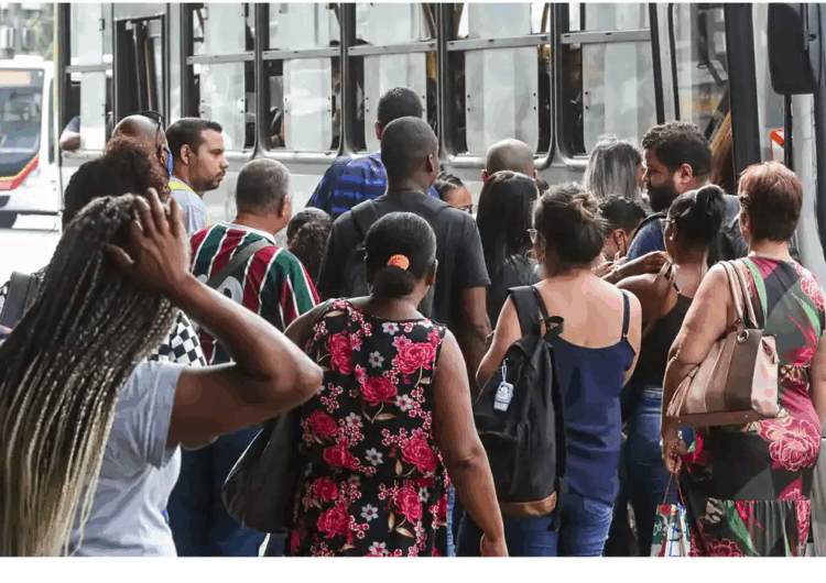 Número dos que procuram emprego há mais de 2 anos cai 17,8%, diz IBGE