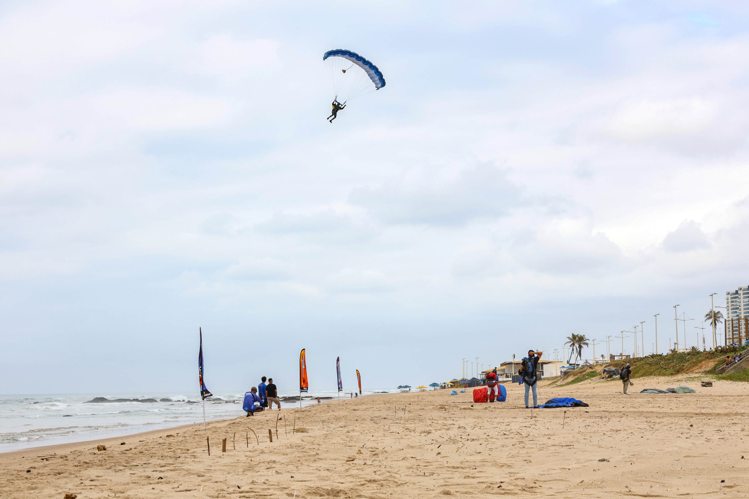 Novidade na orla de Salvador, saltos de paraquedas com pouso em Patamares são iniciados