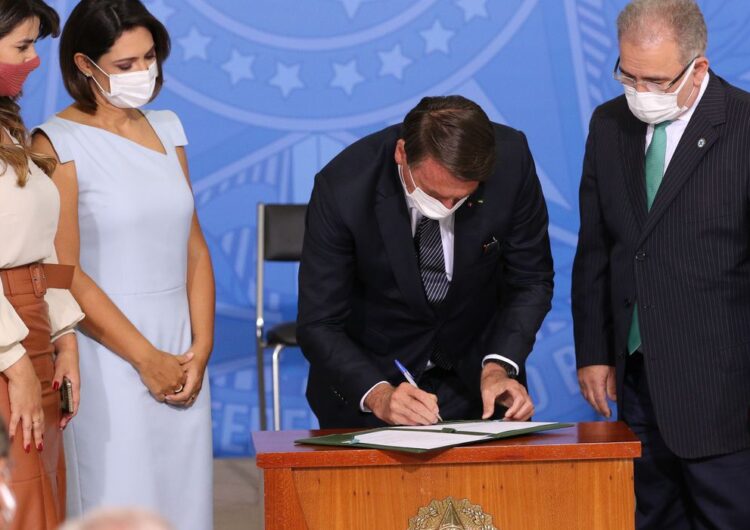 Bolsonaro é operado para tratamento de hérnia bilateral