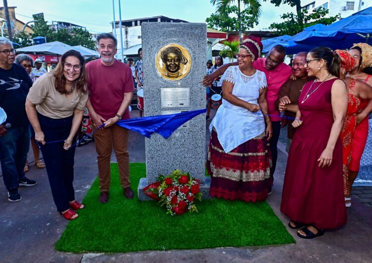 FGM inaugura efígie de Cira do Acarajé no bairro de Itapuã