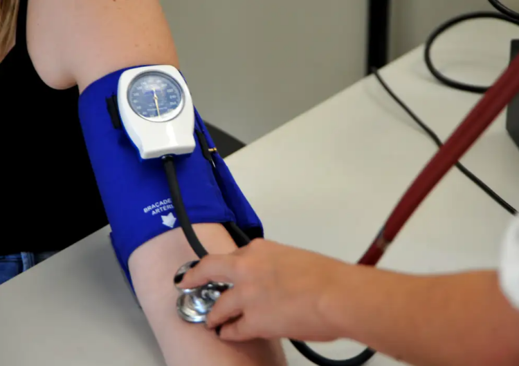 Médicos alertam para riscos de prescrição de testosterona para mulher