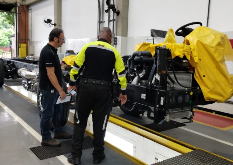 Prefeitura de Salvador inspeciona produção de novos ônibus com ar-condicionado