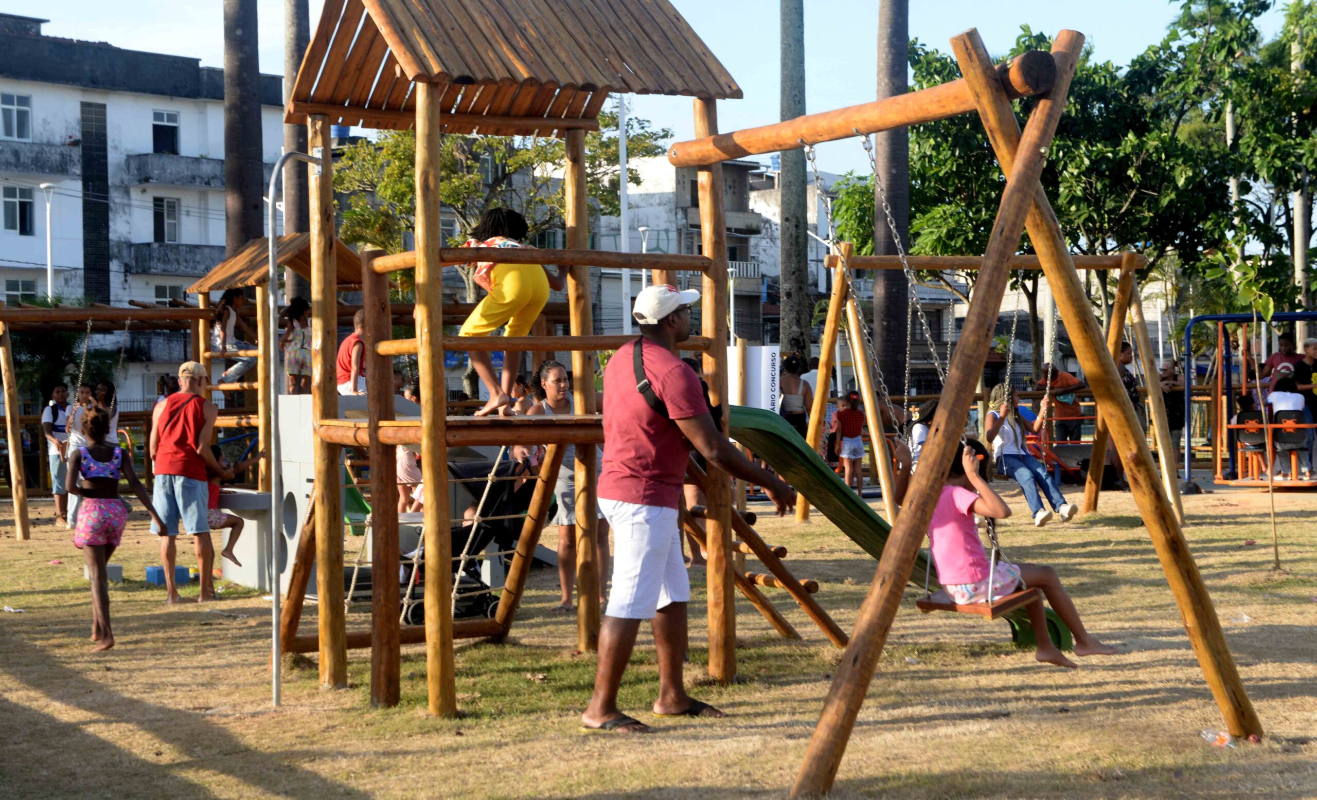 Praças voltadas à primeira infância se espalham por Salvador e incentivam crianças a brincarem ao ar livre