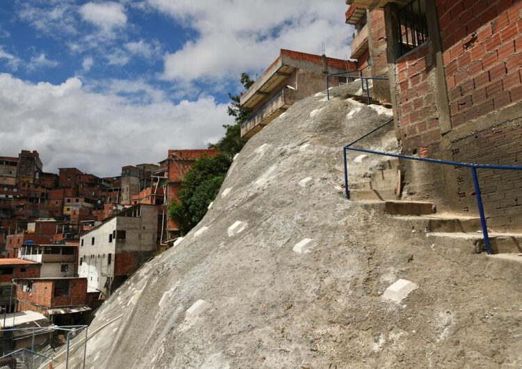 Com investimento de R$ 3,2 milhões, contenção de encosta entregue pela Prefeitura traz segurança a moradores de São Marcos