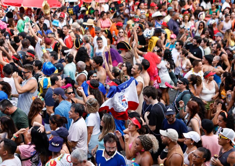 Segunda de Carnaval reúne blocos tradicionais e grandes nomes nos dois principais circuitos