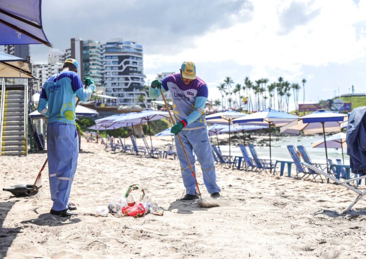 Limpurb coleta até 65 toneladas de lixo por dia nas praias de Salvador no verão