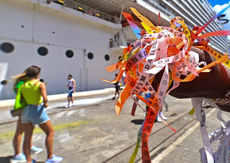 Navio com mais de 5 mil turistas desembarca em Salvador nesta terça de Carnaval
