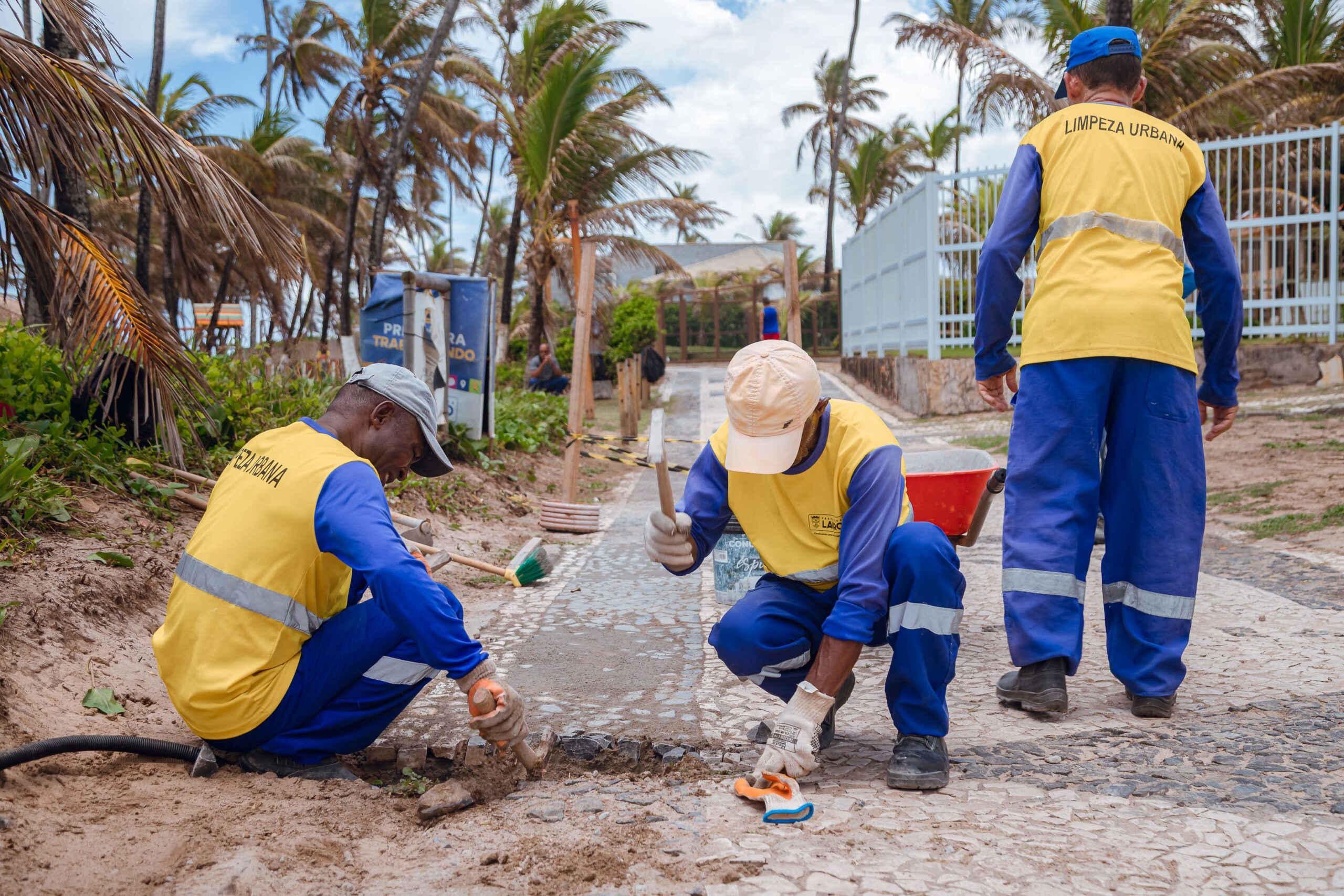 Prefeitura realiza substituição de pedras portuguesas no calçadão da orla