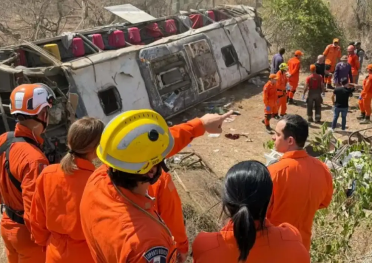 Capotamento de ônibus que levava romeiros deixa 15 mortos em Alagoas