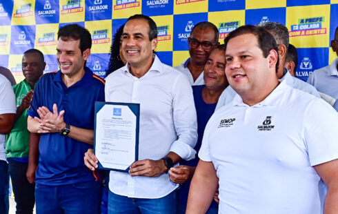 Prefeitura assina ordem de serviço para construção de camelódromo na Engomadeira em área cedida pela Uneb