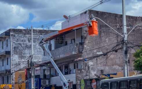Modernização da iluminação de LED avança e chega ao Centro de Lauro de Freitas